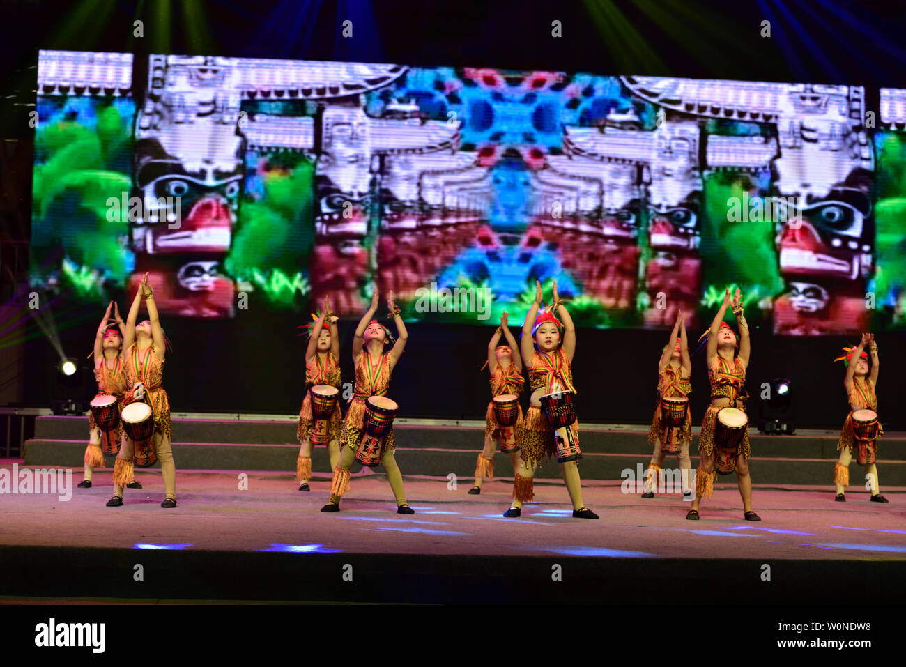 La mattina del 11 gennaio 2019, in Jixi, Heilongjiang, all'Mishan Centro Sportivo, kindergarten bambini e studenti della scuola primaria che non hanno ancora inserito la pausa invernale registrati i bambini Festival di Primavera di Gala per accogliere il nuovo anno cinese. I bambini di talento e di felicità inviato le migliori benedizioni per il nuovo anno cinese. Foto Stock