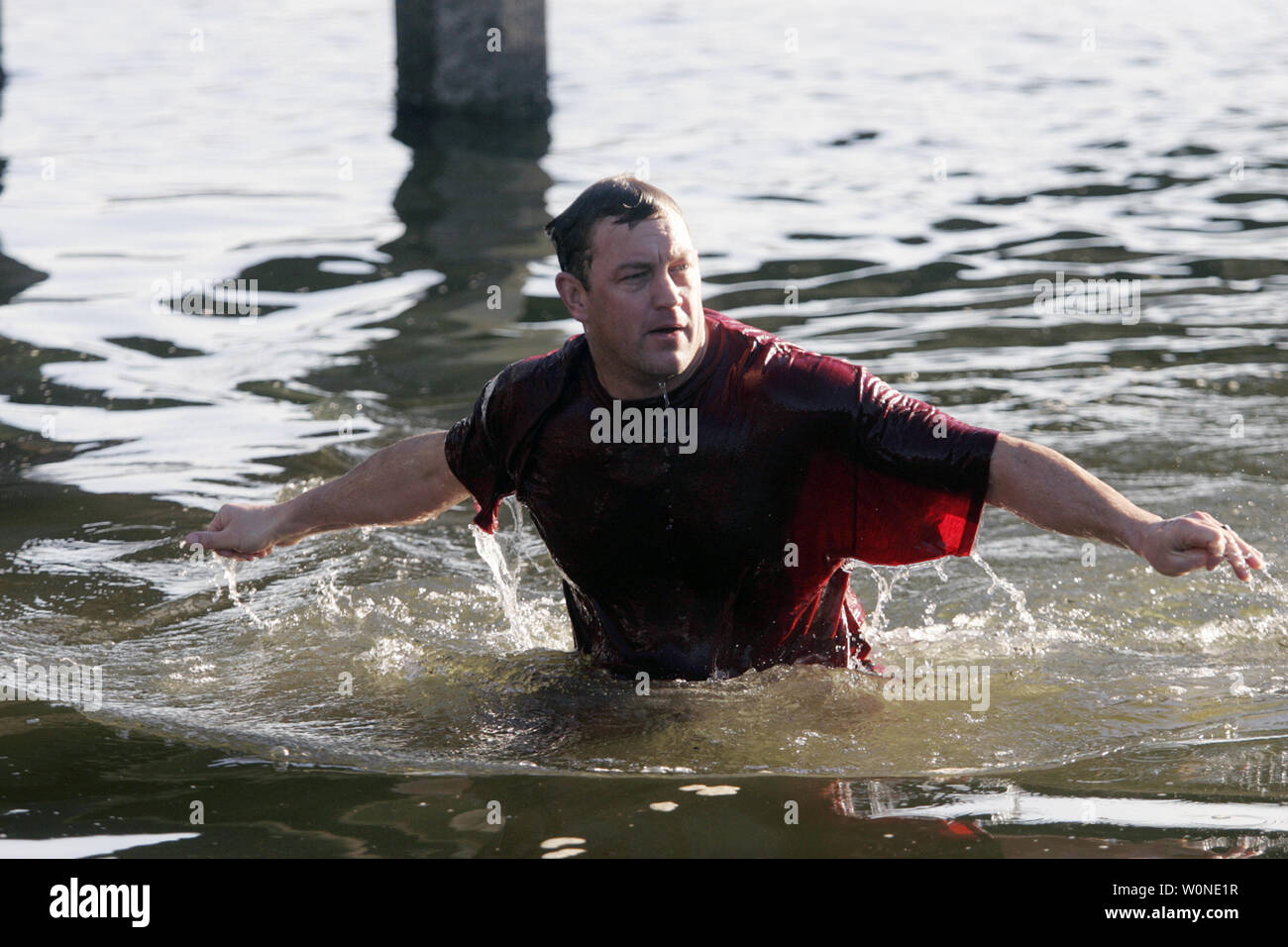 Byron Williams si allontana l'acqua dopo che partecipano alla ventisettesima edizione orso polare a saltare la laguna di Burley in Olalla a Washington il 1 gennaio 2011. Oltre 300 partecipanti hardy braved le fredde acque della laguna a unirsi in annuale sul primo giorno del nuovo anno la tradizione. UPI/Jim Bryant Foto Stock