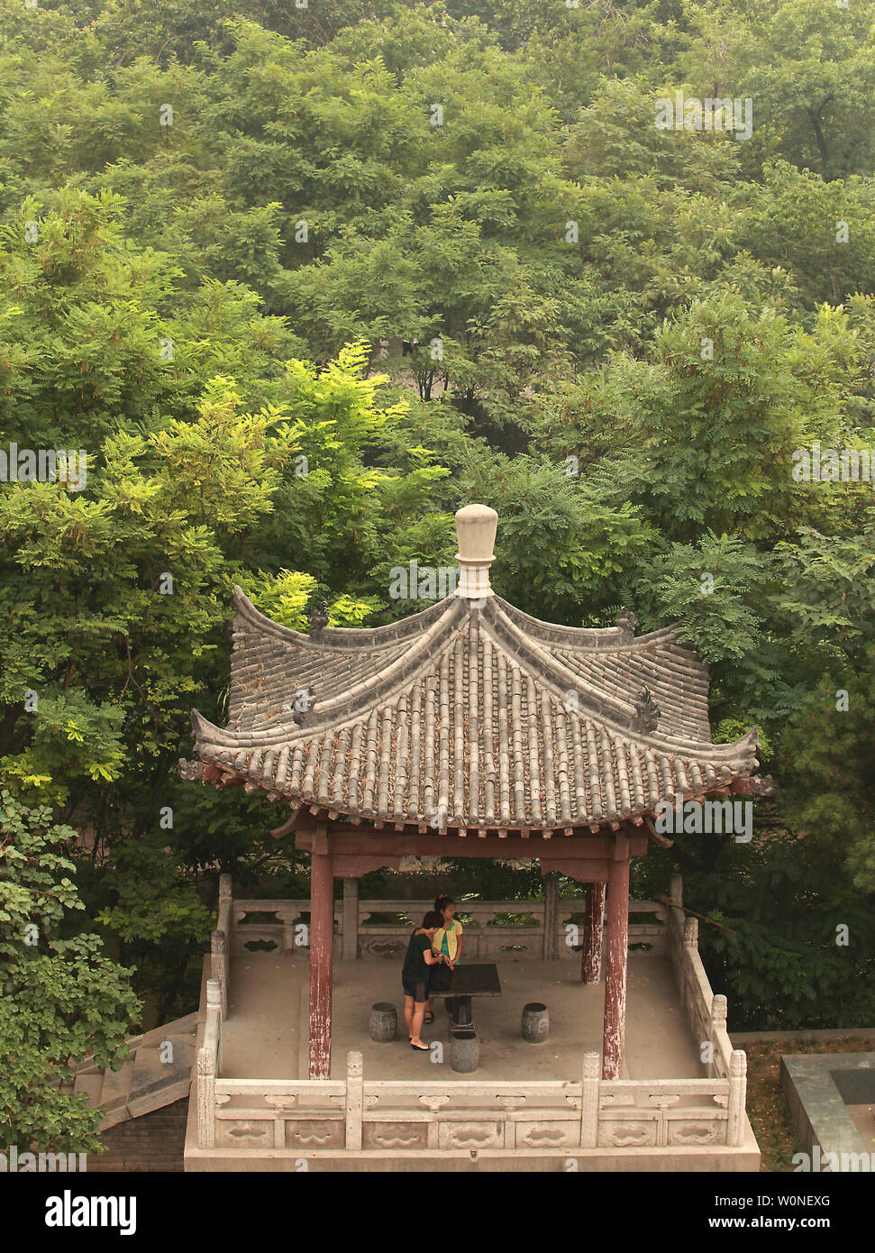 Cinese di rifugiarsi dal sole in un piccolo parco pagoda in Xi'an, una delle città più antiche della Cina e la capitale della provincia di Shaanxi il 1 luglio 2012. In tutta la Cina, comunali i governi stanno cercando di trovare un equilibrio tra le pressioni della crescente urbanizzazione e la sempre più forte le chiamate da studiosi per salvaguardare patrimonio culturale del paese. UPI/Stephen rasoio Foto Stock Cinese di rifugiarsi dal sole in un piccolo parco pagoda in Xi'an, una delle città più antiche della Cina e la capitale della provincia di Shaanxi il 1 luglio 2012. In tutta la Cina, comunali i governi stanno cercando di trovare un equilibrio tra le pressioni della crescente urbanizzazione e la sempre più forte le chiamate da studiosi per salvaguardare patrimonio culturale del paese. UPI/Stephen rasoio Foto Stock