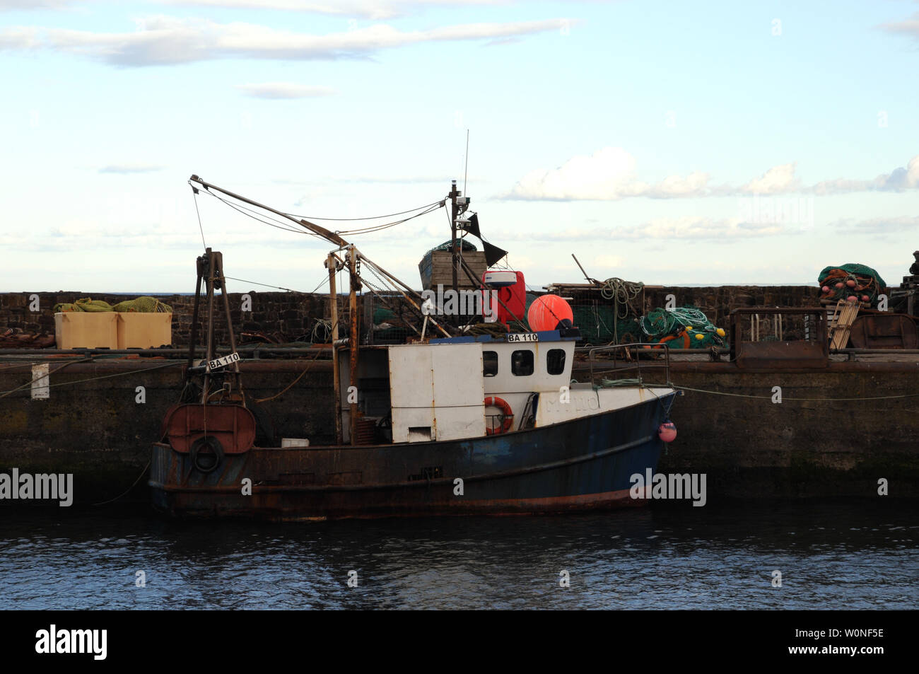 Barche da pesca nel porto di Pittenweem un porto sulla costa di Fife della Scozia. Il pesce è entrambi sbarcati e venduti all'ingrosso di mercato del pesce del porto. Foto Stock