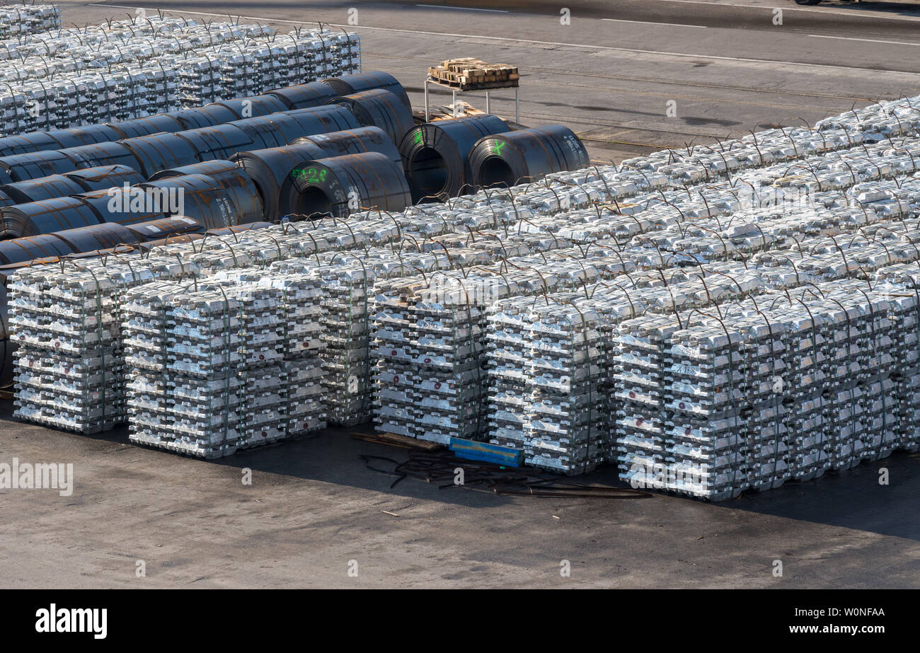 Pile di metallo da scalo nel porto di Koper in Slovenia Foto Stock