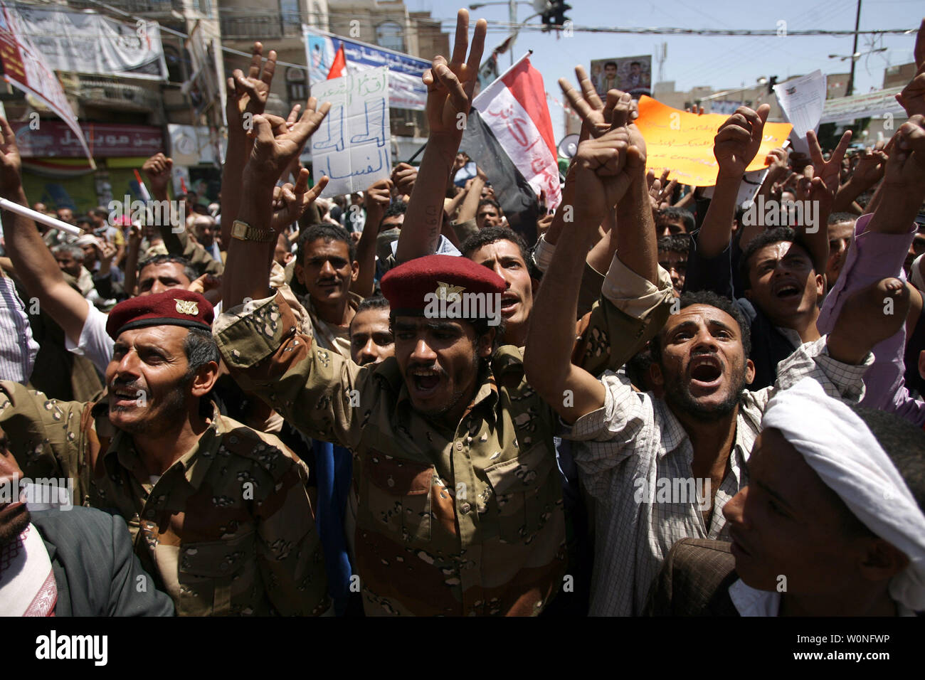 Manifestanti yemenita chant slogan durante una manifestazione per chiedere le dimissioni del presidente Ali Abdullah Saleh in Sanaa, Yemen, il 27 settembre 2011. Un utente malintenzionato suicida alla guida di una esplosivi-laden auto si è fatto esplodere accanto al passaggio del convoglio Yemen il ministro della difesa, scampato all'attacco incolumi, sicurezza funzionari e testimoni ha detto. UPI/Abdulrahman Abdallah Foto Stock