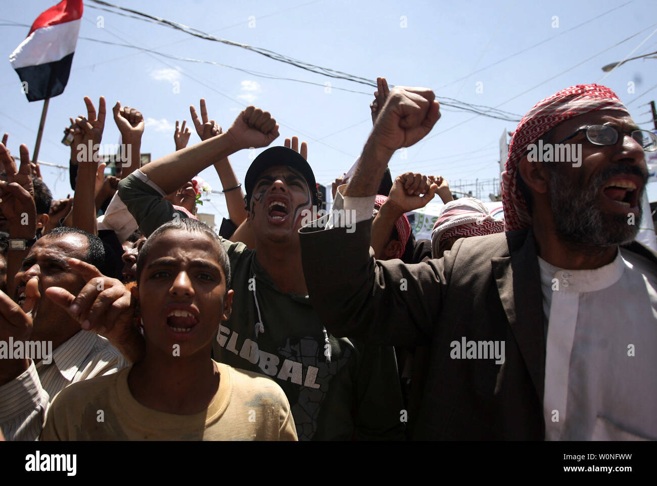 Manifestanti yemenita chant slogan durante una manifestazione per chiedere le dimissioni del presidente Ali Abdullah Saleh in Sanaa, Yemen, il 27 settembre 2011. Un utente malintenzionato suicida alla guida di una esplosivi-laden auto si è fatto esplodere accanto al passaggio del convoglio Yemen il ministro della difesa, scampato all'attacco incolumi, sicurezza funzionari e testimoni ha detto. UPI/Abdulrahman Abdallah Foto Stock