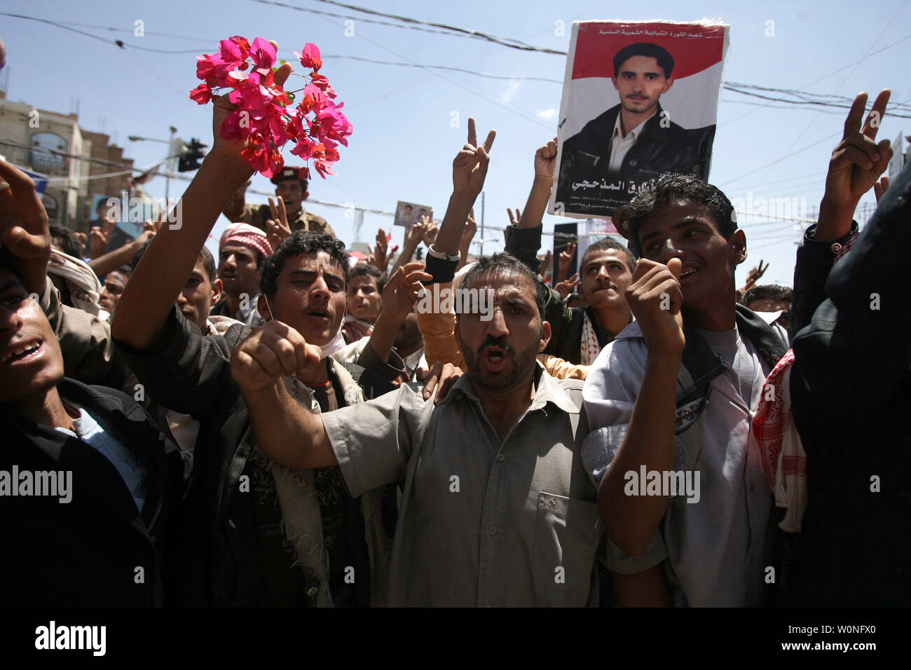 Manifestanti yemenita chant slogan durante una manifestazione per chiedere le dimissioni del presidente Ali Abdullah Saleh in Sanaa, Yemen, il 27 settembre 2011. Un utente malintenzionato suicida alla guida di una esplosivi-laden auto si è fatto esplodere accanto al passaggio del convoglio Yemen il ministro della difesa, scampato all'attacco incolumi, sicurezza funzionari e testimoni ha detto. UPI/Abdulrahman Abdallah Foto Stock