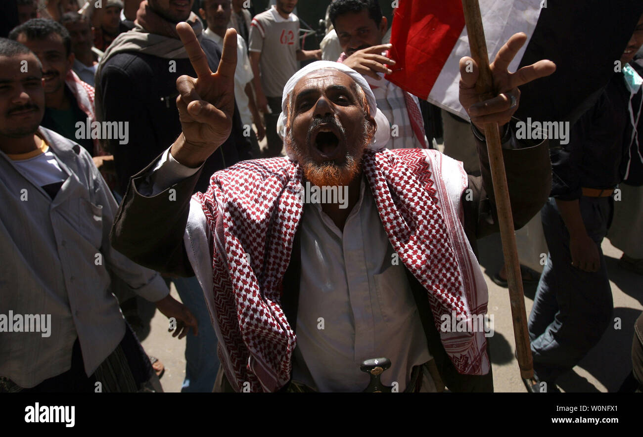 Manifestanti yemenita chant slogan durante una manifestazione per chiedere le dimissioni del presidente Ali Abdullah Saleh in Sanaa, Yemen, il 27 settembre 2011. Un utente malintenzionato suicida alla guida di una esplosivi-laden auto si è fatto esplodere accanto al passaggio del convoglio Yemen il ministro della difesa, scampato all'attacco incolumi, sicurezza funzionari e testimoni ha detto. UPI/Abdulrahman Abdallah Foto Stock