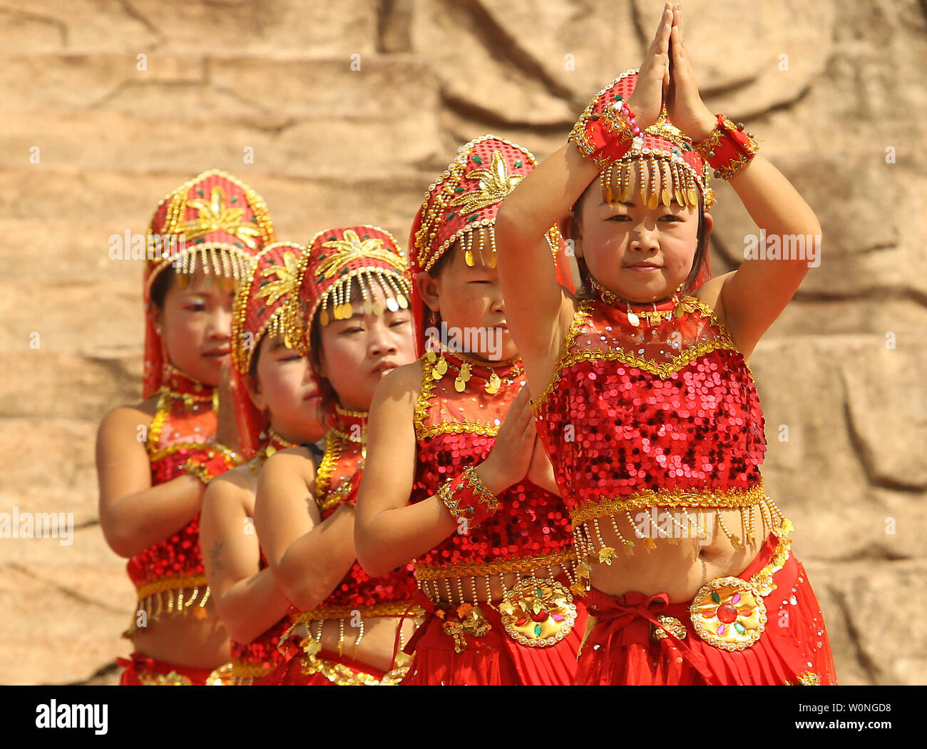 Femmina danza nani di un Marocchino tune durante due volte al giorno una prestazione per i turisti a loro "Regno dei Nani" si trova in un comune montano appena al di fuori della città di Kunming, la capitale della Cina meridionale della provincia dello Yunnan, il 25 settembre 2012. Una comunità di asiatici nani ha impostato il proprio paese per sfuggire alla discriminazione e intimidazioni da parte di dimensioni normali di persone, tuttavia sperare di attrarre turisti di dollari dalla "theme park" di personaggi delle fiabe sono riusciti a costruire. UPI/Stephen rasoio Foto Stock