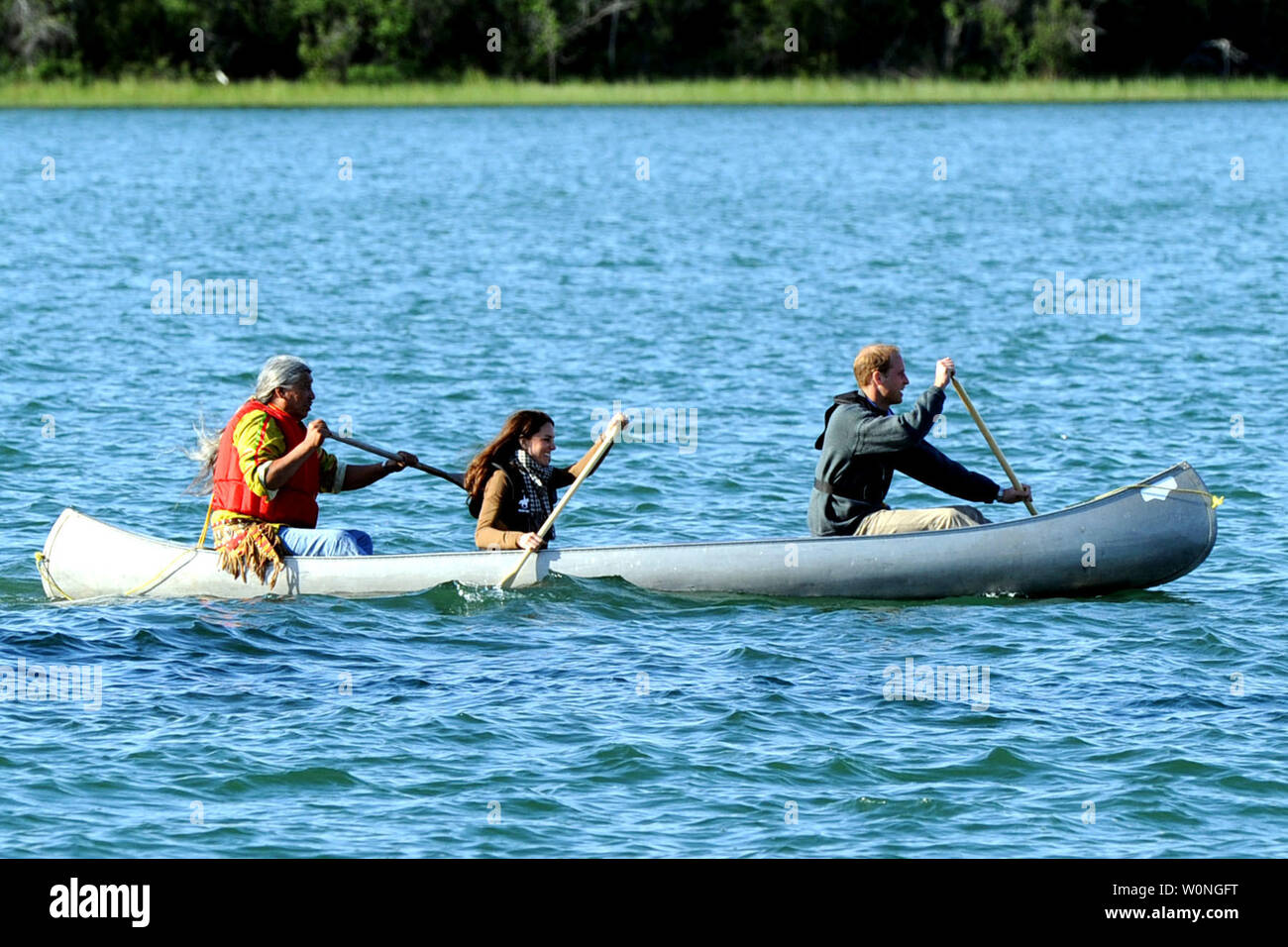 Anziano nativo Francois Paulette si unisce il principe William e sua moglie Kate, il Duca e la Duchessa di Cambridge, paddling una canoa sul lago Blachford durante il loro tour del re a Yellowknife, Nord Ovest Territori, Luglio 5, 2011. UPI/hr/patrimonio di cortesia in Canada Foto Stock
