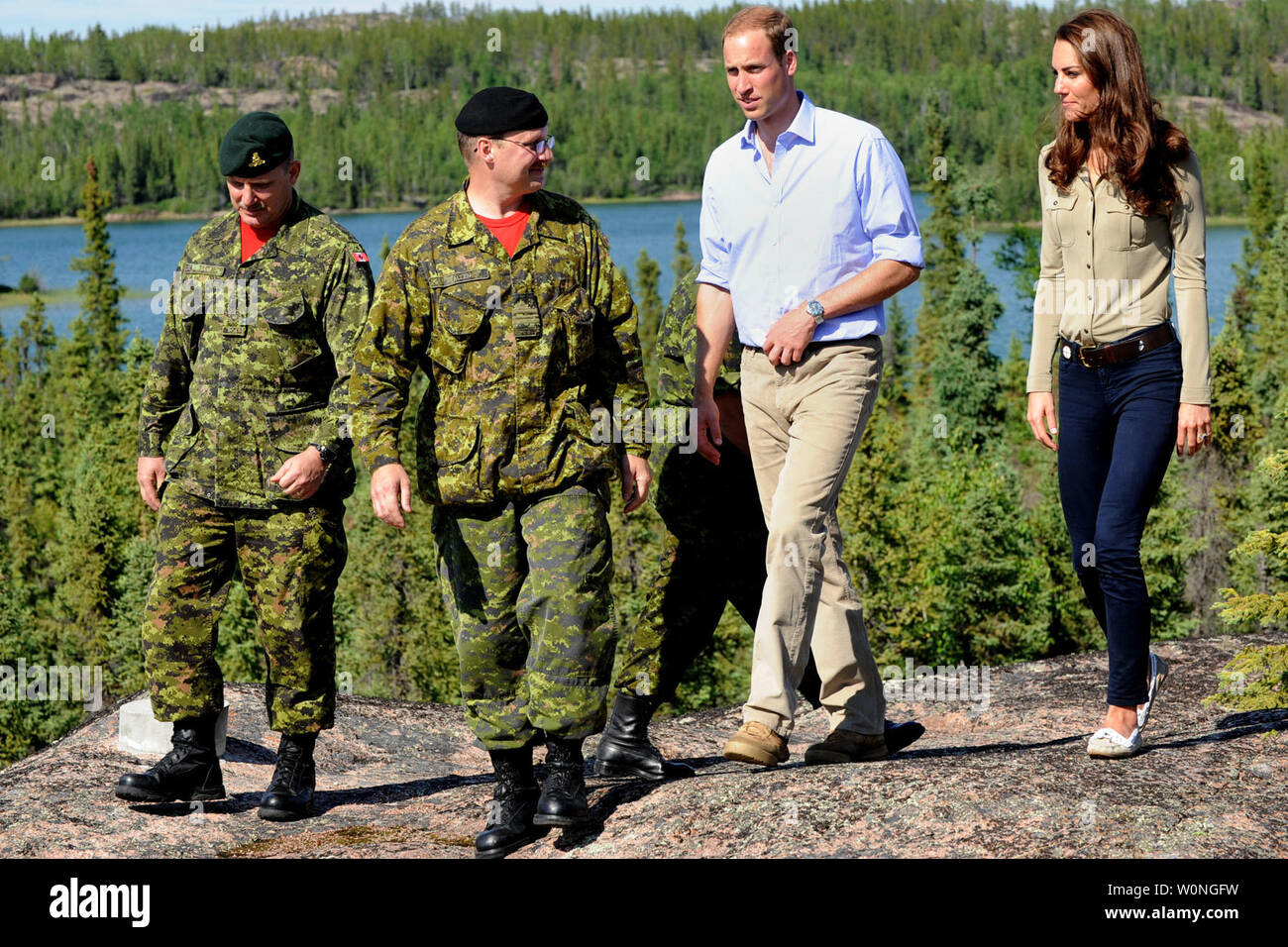 Il principe William e sua moglie Kate, il Duca e la Duchessa di Cambridge a piedi con i Rangers canadesi al Lago Blachford durante il loro tour del re a Yellowknife, Nord Ovest Territori, Luglio 5, 2011. UPI/hr/patrimonio di cortesia in Canada Foto Stock