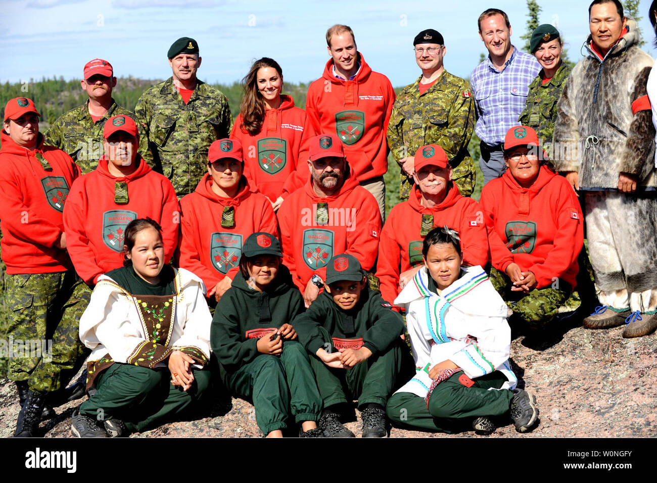 Il principe William e sua moglie Kate, il Duca e la Duchessa di Cambridge (torna al centro) posano per una foto di gruppo con i Rangers canadesi al Lago Blachford durante il loro tour del re a Yellowknife, Nord Ovest Territori, Luglio 5, 2011. UPI/hr/patrimonio di cortesia in Canada Foto Stock