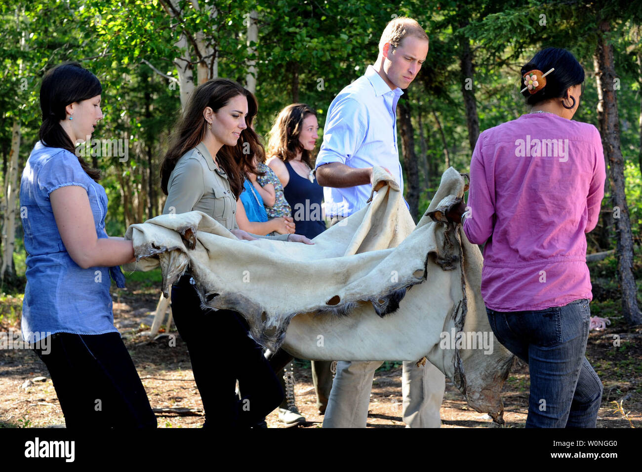 Il principe William e sua moglie Kate, il Duca e la Duchessa di Cambridge, aiutare gli studenti e gli anziani portano un Caribou Coffee Company nascondere all'Dechinta Centro per la ricerca e l'apprendimento durante il loro tour del re a Yellowknife, Nord Ovest Territori, Luglio 5, 2011. UPI/hr/patrimonio di cortesia in Canada Foto Stock