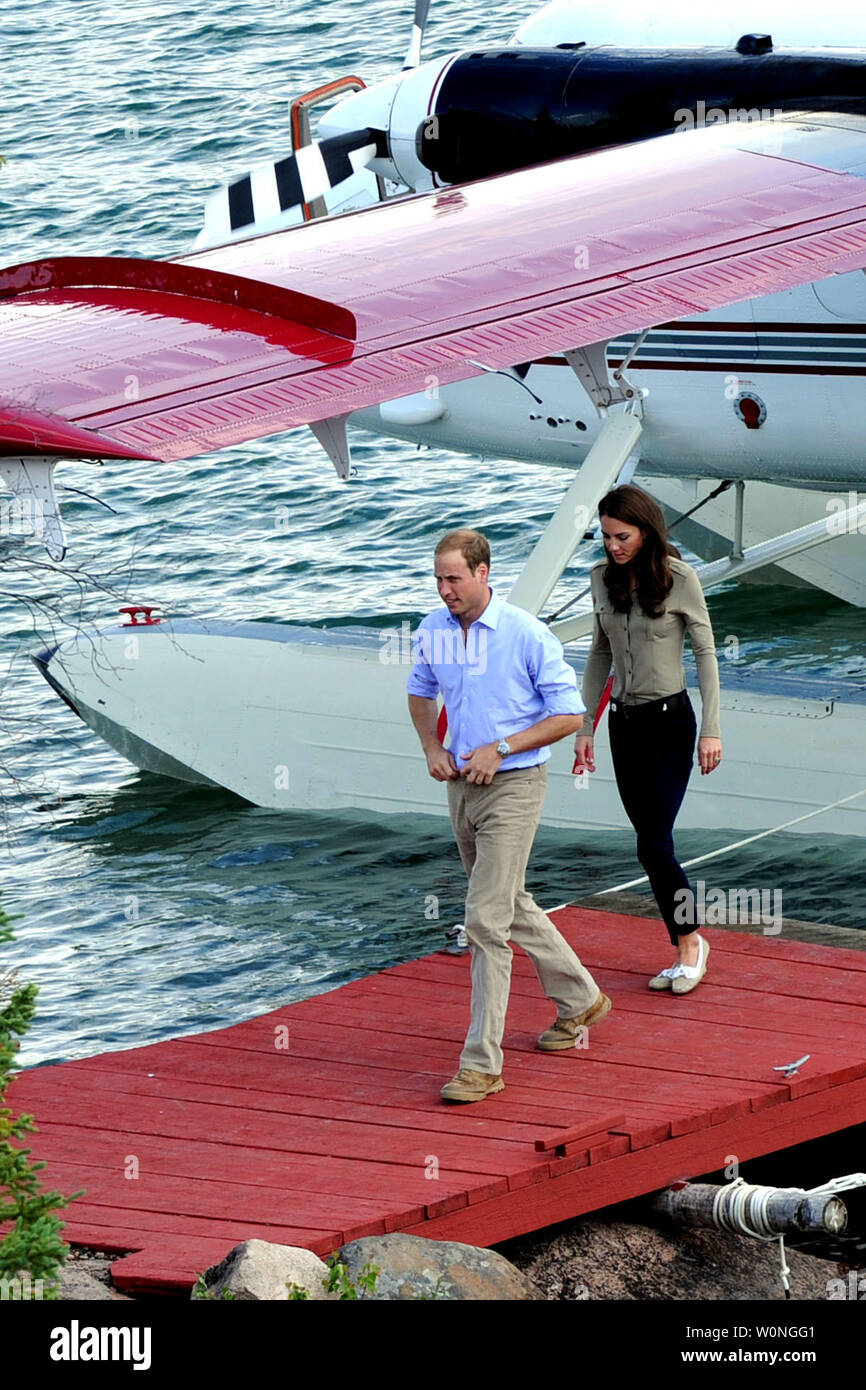 Il principe William e sua moglie Kate, il Duca e la Duchessa di Cambridge sbarcare un piano flottante al Lago Blachford durante il loro tour del re a Yellowknife, Nord Ovest Territori, Luglio 5, 2011. UPI/hr/patrimonio di cortesia in Canada Foto Stock