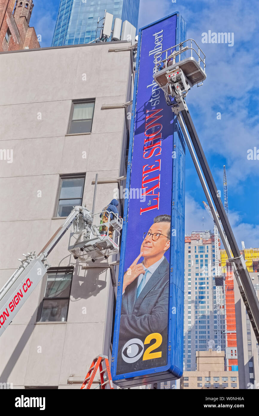 Il tabellone pubblicitario di New York Manhattan all'angolo Foto Stock