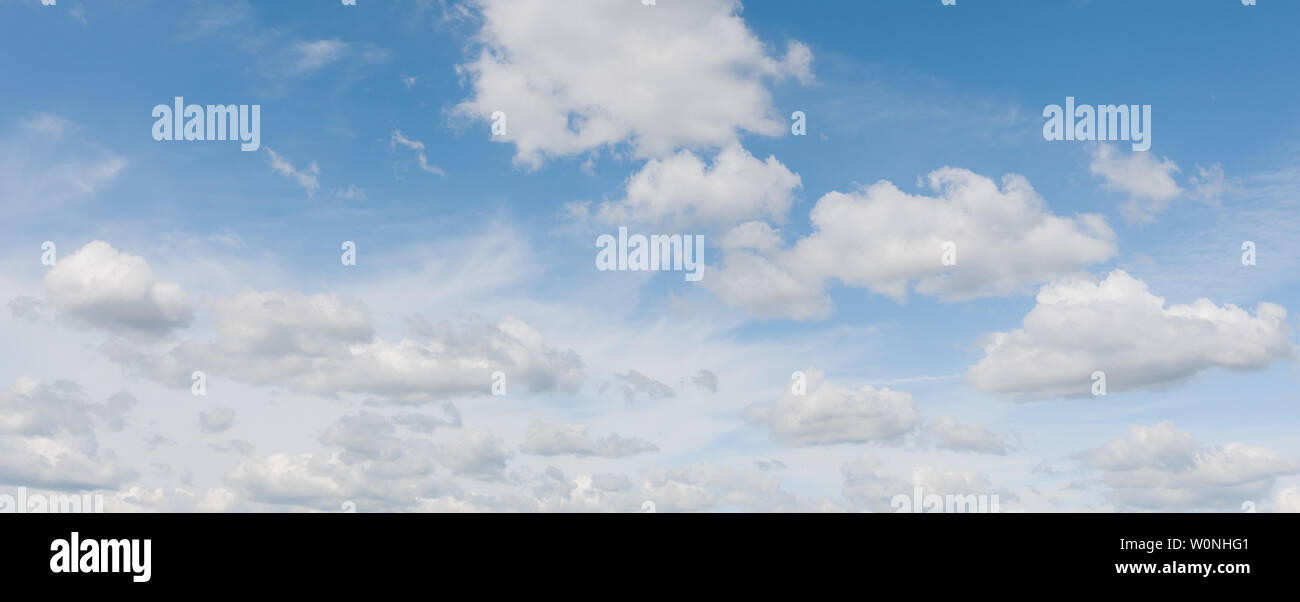Il bellissimo panorama di luce blu del cielo. Cielo e nubi, qualitativi shoot, non volatili e rumore. Foto Stock