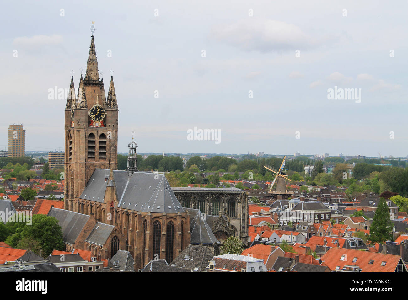 Vista della città vecchia e il mulino a vento di Delft - Olanda Foto Stock