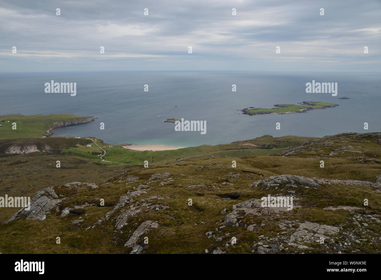 Sangobeg Sands e l isola di Eilean Hoan sulla costa nord della Scozia, uno dei luoghi di interesse turistico della "Costa Nord 500' a lunga distanza percorso di guida. Foto Stock