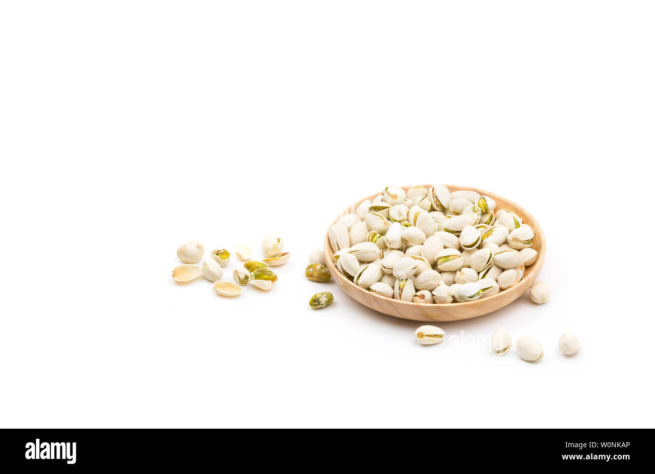 Pistacchi su sfondo bianco Foto Stock