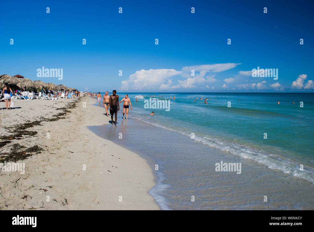 Varadero - Cuba / 9 ottobre 2011, le persone sono a piedi lungo la bella spiaggia cubana mentre altri sono a prendere il sole e nuotare Foto Stock