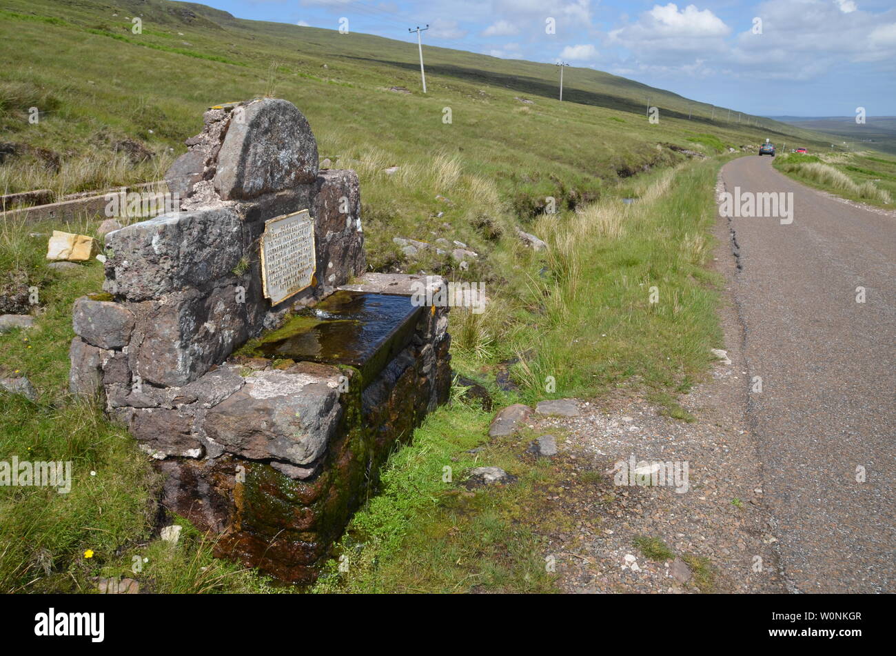 Un bene dal lato dell'una 838 road nelle Highlands scozzesi, parte della costa Nord 500 percorso turistico. Foto Stock