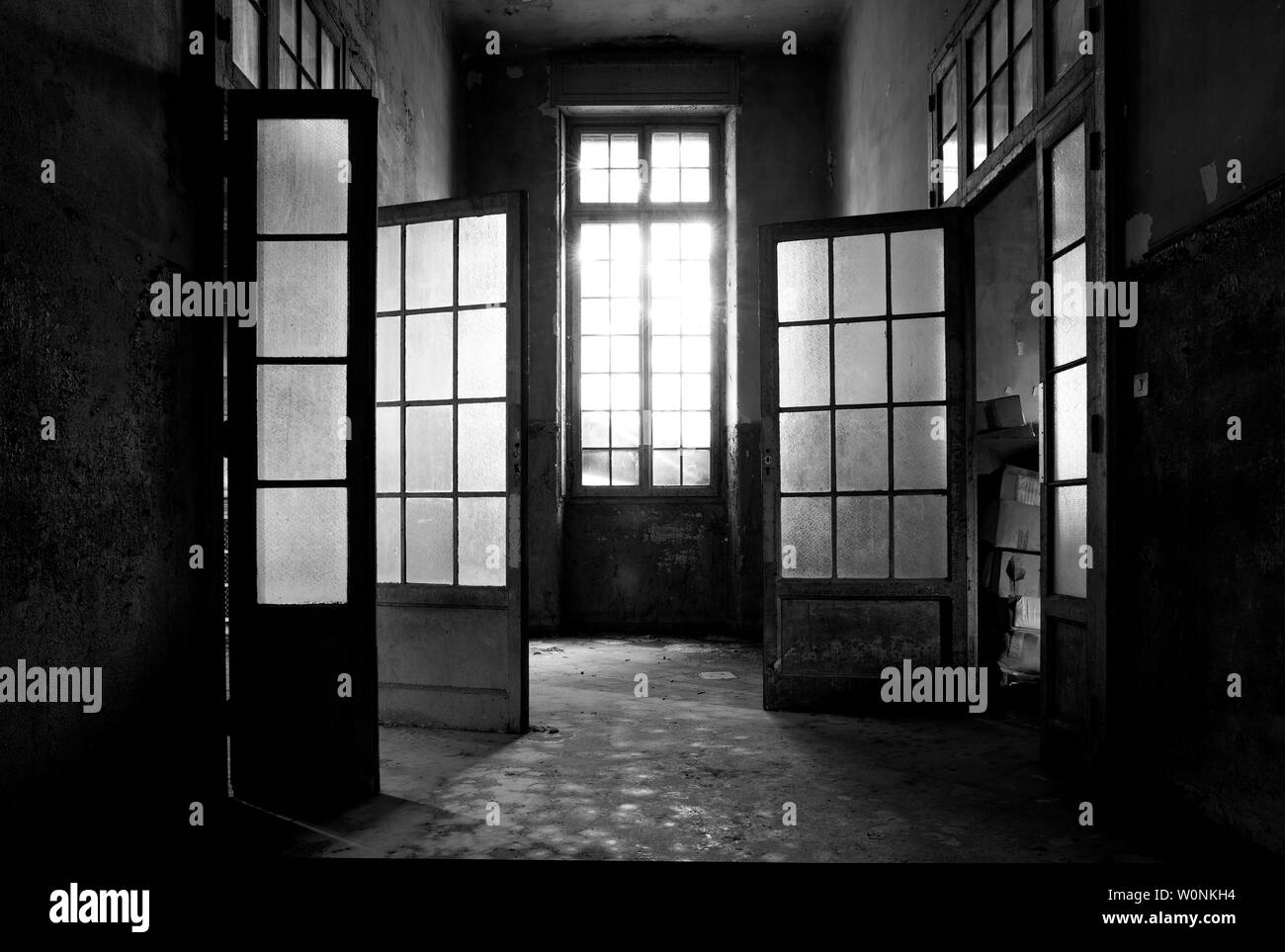 Porte vetrate in abbandonato edificio ospedaliero Foto Stock