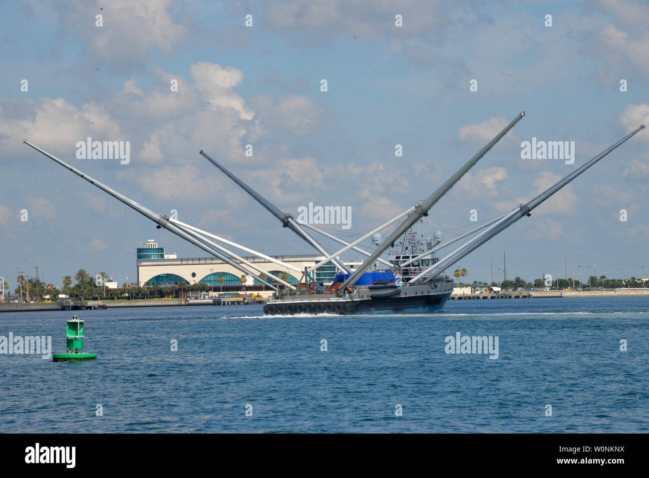 Port Canaveral, Florida. Stati Uniti d'America. Giugno 27, 2019 SpaceX unici cercando oceangoing recupero andare in barca MS TREE formalmente il sig. STEVENs ha restituito alla porta con il recuperato Falcon razzo pesante ogiva carenatura nascosti da blue tarps. Ho giant net attaccato al buttafuori catture la carenatura per uso futuro. Credit Julian Porro / Alamy Live News Foto Stock