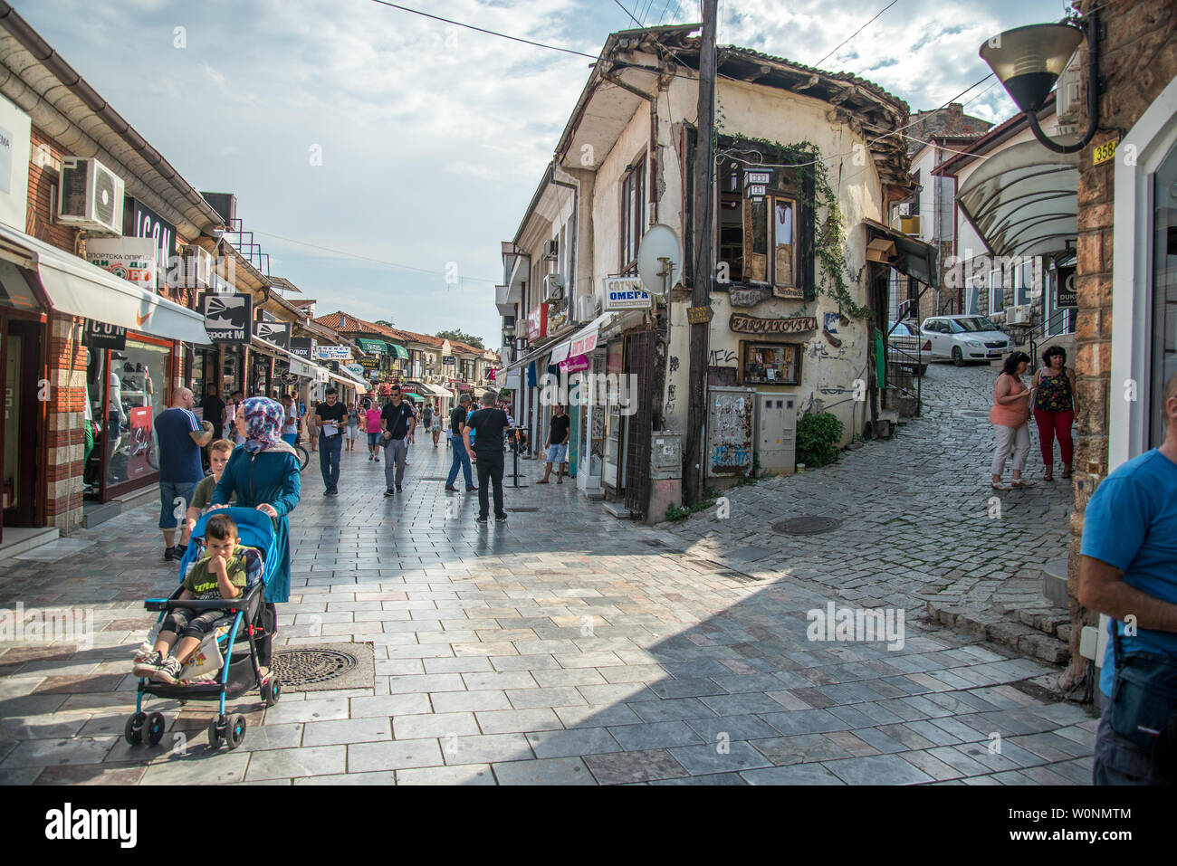 OHRID,MACEDONIA-agosto 31,2018:persone passeggiare per le strade di Ohrid,a piedi i loro cani e dello shopping.uno dei numerosi percorsi a piedi strade che conducono verso il basso a partire da Foto Stock