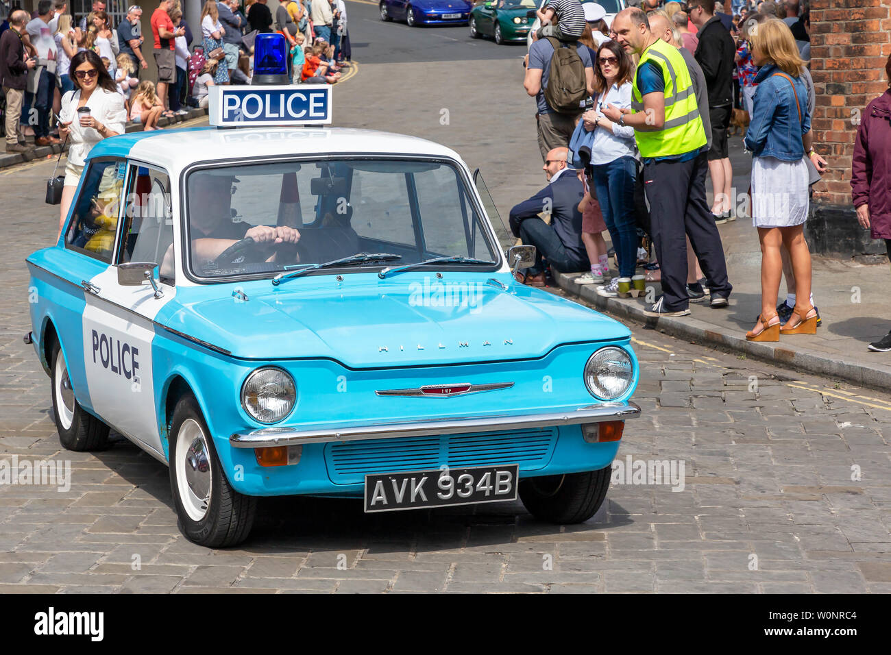 Clssic Hillman Imp auto della polizia in Lymm trasporto storico sfilano per le vie del paese Foto Stock