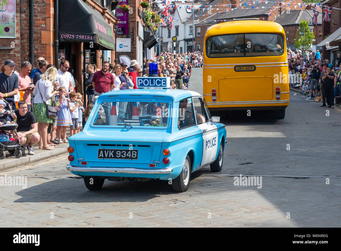 Clssic Hillman Imp auto della polizia in Lymm trasporto storico sfilano per le vie del paese Foto Stock