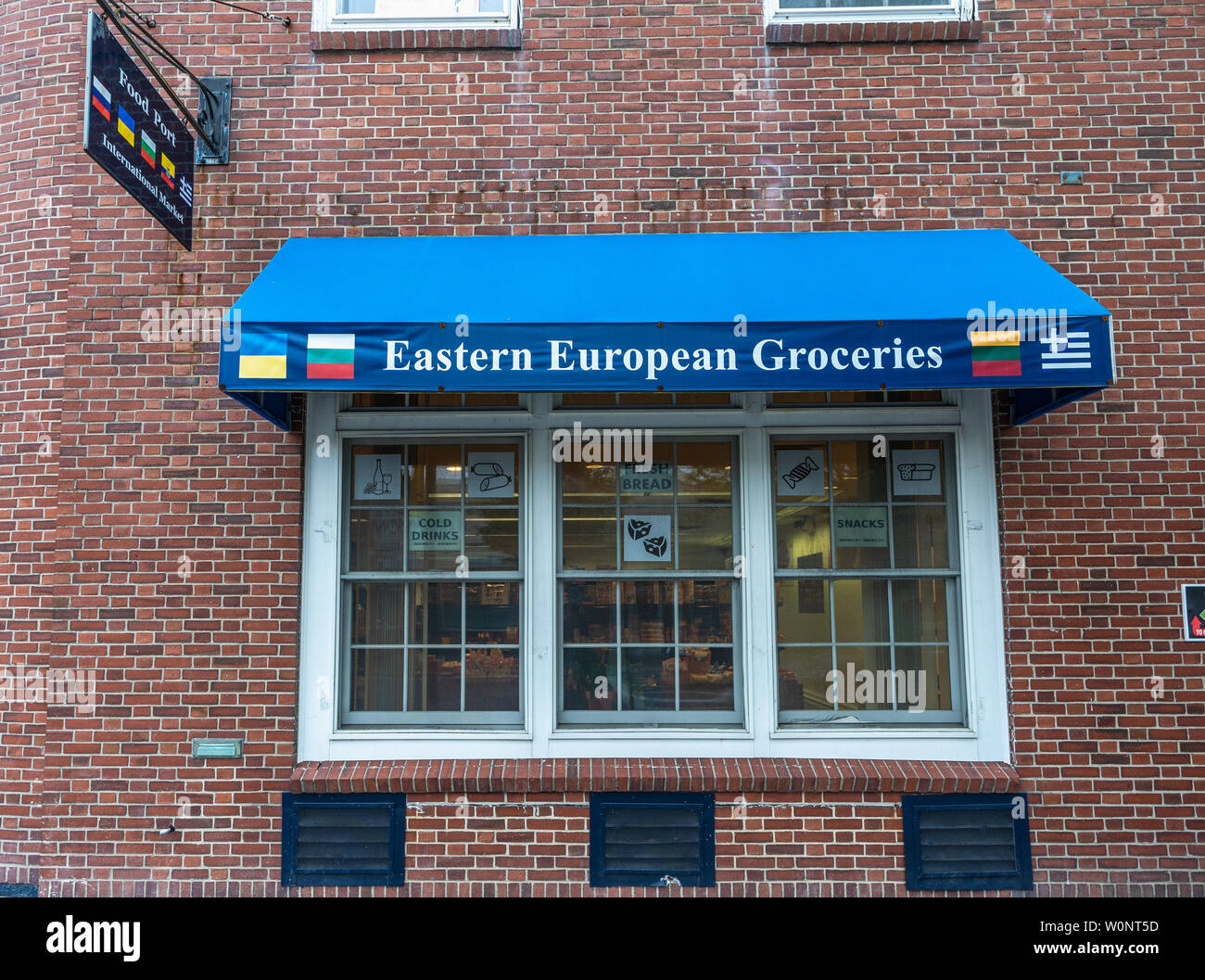 Hyannis, MA - Giugno 10, 2019: il cibo porta sul mercato internazionale downtown vende Europeo Orientale negozi di generi alimentari. Foto Stock
