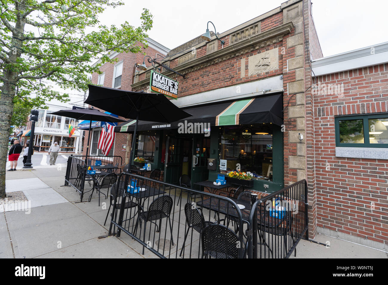 Hyannis, MA - Giugno 10, 2019: KKatie il Burger Bar offre posti a sedere esterni ed è stato votato miglior Burger sulla riva sud da South Shore Rivista viva. K Foto Stock