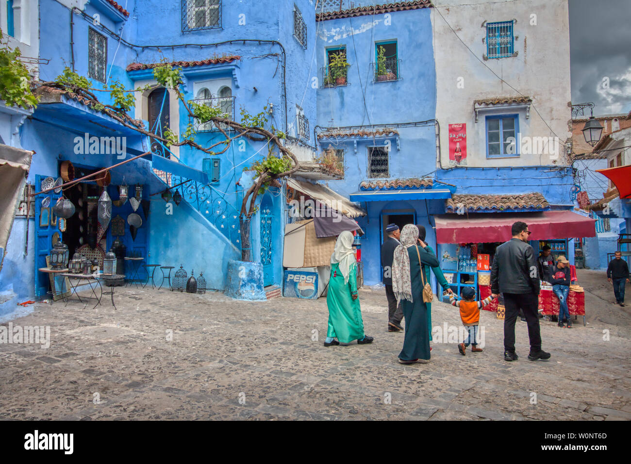 Chefchaouen, Marocco - 03 Maggio 2019: popolo marocchino passeggiando attraverso una delle più belle strade di Chefchaouen, la cosiddetta città blu a causa di Foto Stock