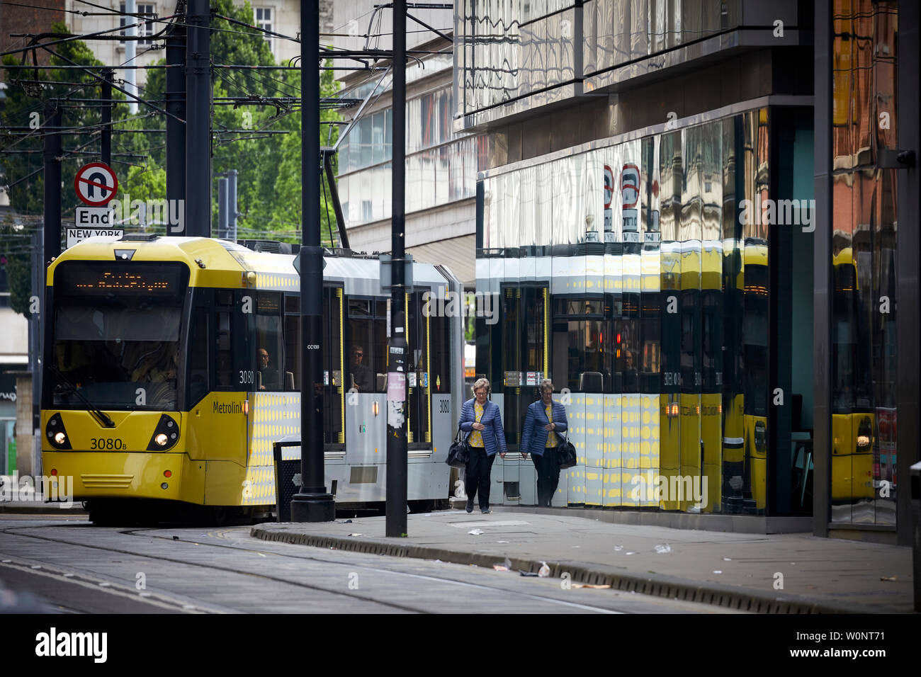 Il centro della città di Manchester, Metrolink tram che attraversano la città lungo Mosley Street Foto Stock