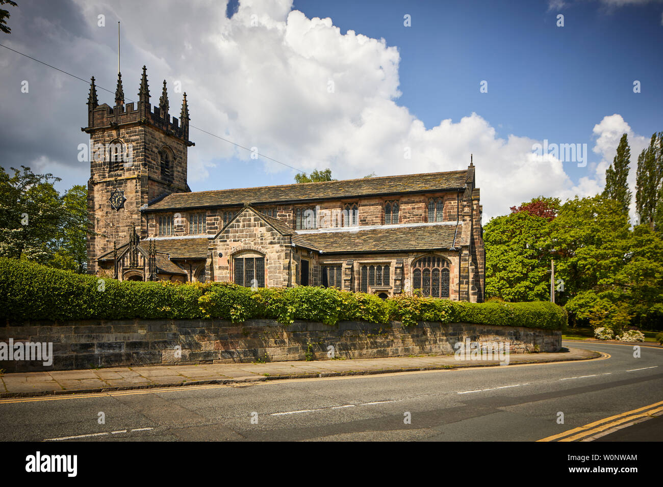 Il pittoresco villaggio di Pietra San Bartolomeo C di e chiesa parrocchiale a Wilmslow, Cheshire Foto Stock