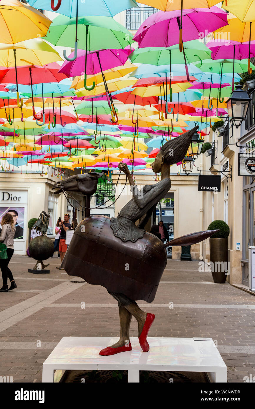 L'ombrello Sky Progetto di Patricia Cunha e le bizzarre sculture di Dirk De Kayzer delizia i visitatori a Le Village Royal di Parigi Francia Foto Stock