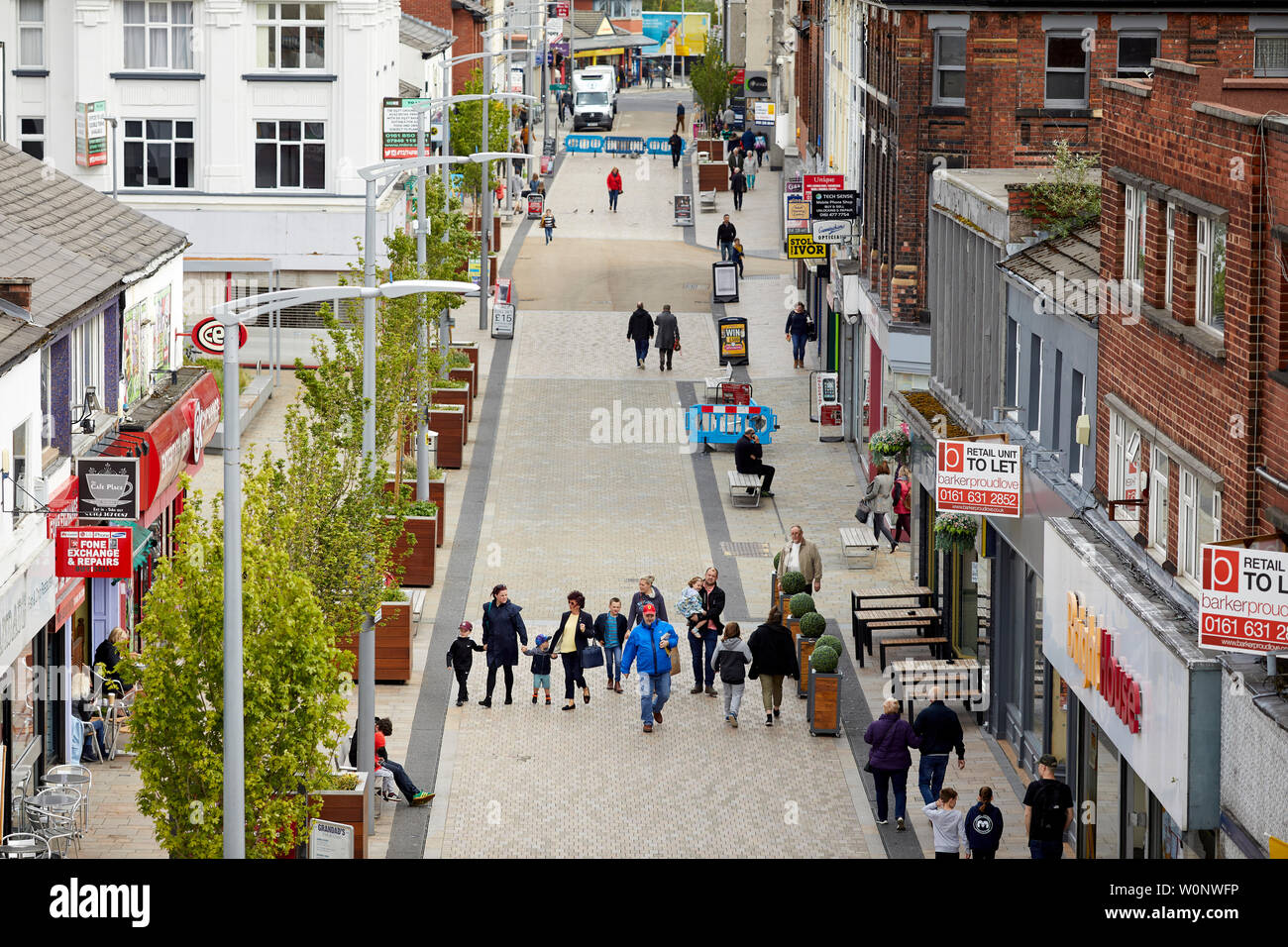 Gli acquirenti di Princess Street a Stockport centro città Foto Stock