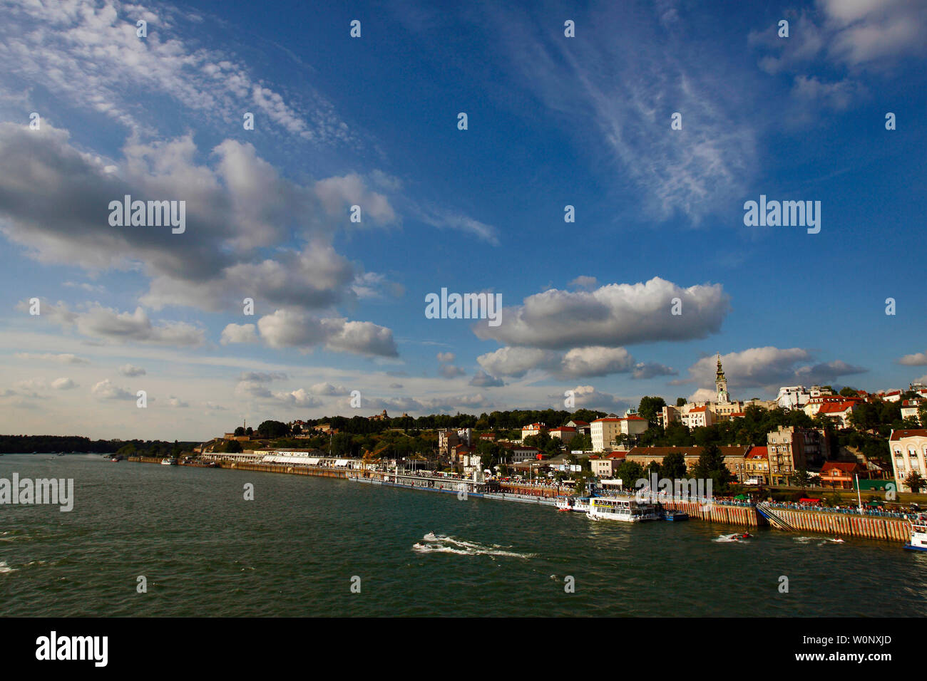 Belgrado, Serbia - Luglio 02, 2011: vista del fiume Sava e la vecchia parte di Belgrado, capitale della Serbia Foto Stock