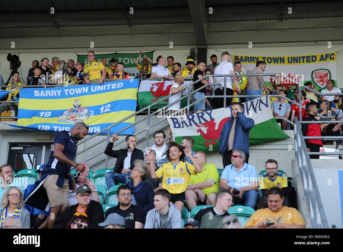 Cardiff, Regno Unito. Il 27 giugno, 2019. Città di Barry Regno fan. UEFA Europa League preliminari di turno di qualificazione corrispondono, prima gamba, Barry Town Regno (Galles) v Cliftonville FC (Irlanda del Nord) a Cardiff International Sports Stadium di Cardiff, Galles del Sud giovedì 27 giugno 2019. Editoriale solo utilizzo. pic da Andrew Orchard/Andrew Orchard fotografia sportiva/Alamy Live News Credito: Andrew Orchard fotografia sportiva/Alamy Live News Foto Stock