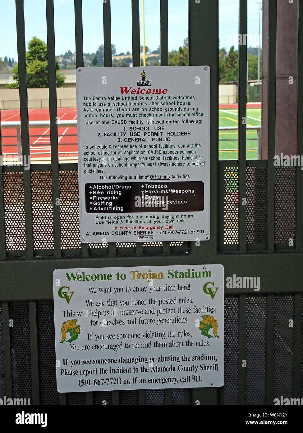 Castro Valley High school stadium benvenuti regole segni sul cancello di ingresso in Castro Valley, California Foto Stock