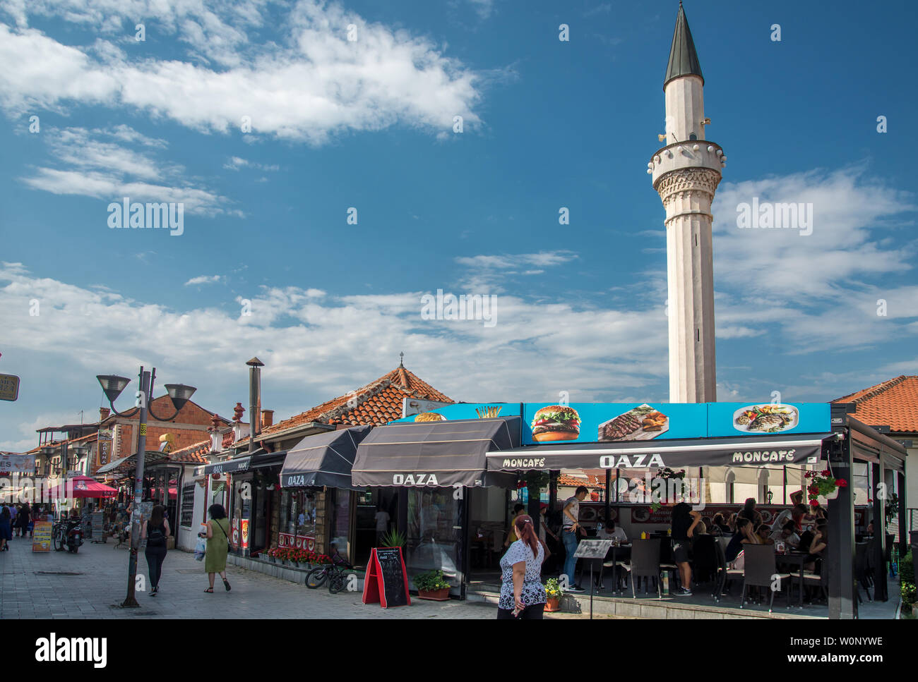 OHRID,MACEDONIA-agosto 31,2018:fast food eaterie a Piazza della Fontana dotato di Ali Pasha moschea, Cami Foto Stock
