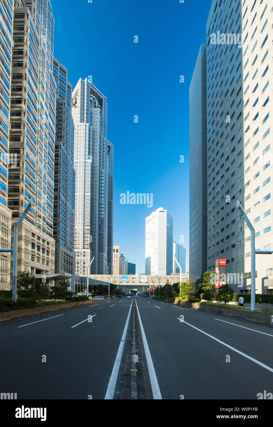 La strada principale in esecuzione da del Tokyo Metropolitan edifici di Shinjuku, Tokyo Foto Stock