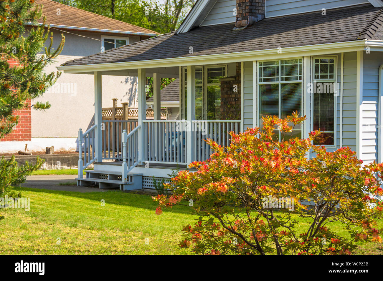 Casa familiare con patio e giardino prato verde in area suburbana di Vancouver. Foto Stock