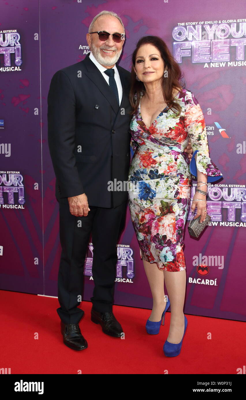 Gloria Estefan e Emilio Estefan arriva sul tappeto rosso durante il sui vostri piedi premere notte al The London Coliseum, St Martin's Lane. Foto Stock