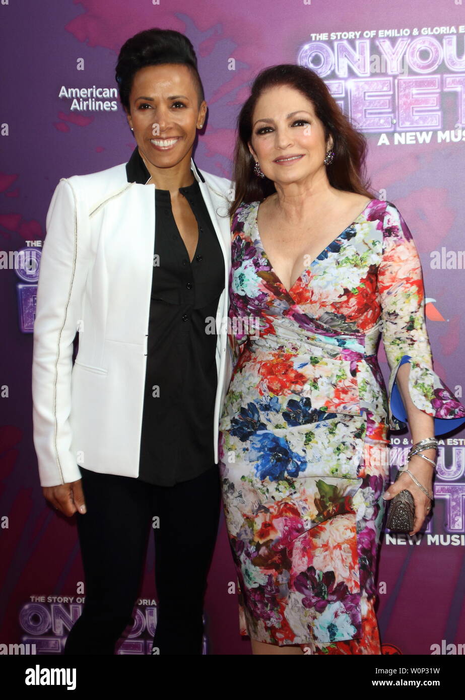 Dame Kelly Holmes e Gloria Estefan arriva sul tappeto rosso durante il sui vostri piedi premere notte al The London Coliseum, St Martin's Lane. Foto Stock