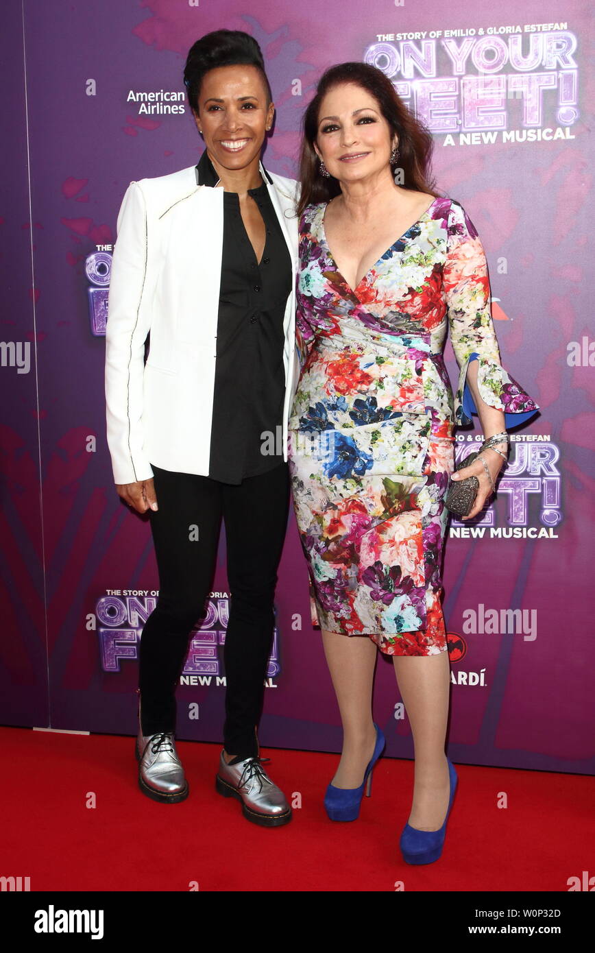Dame Kelly Holmes e Gloria Estefan arriva sul tappeto rosso durante il sui vostri piedi premere notte al The London Coliseum, St Martin's Lane. Foto Stock