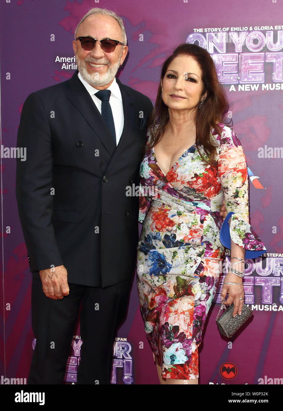 Gloria Estefan e Emilio Estefan arriva sul tappeto rosso durante il sui vostri piedi premere notte al The London Coliseum, St Martin's Lane. Foto Stock