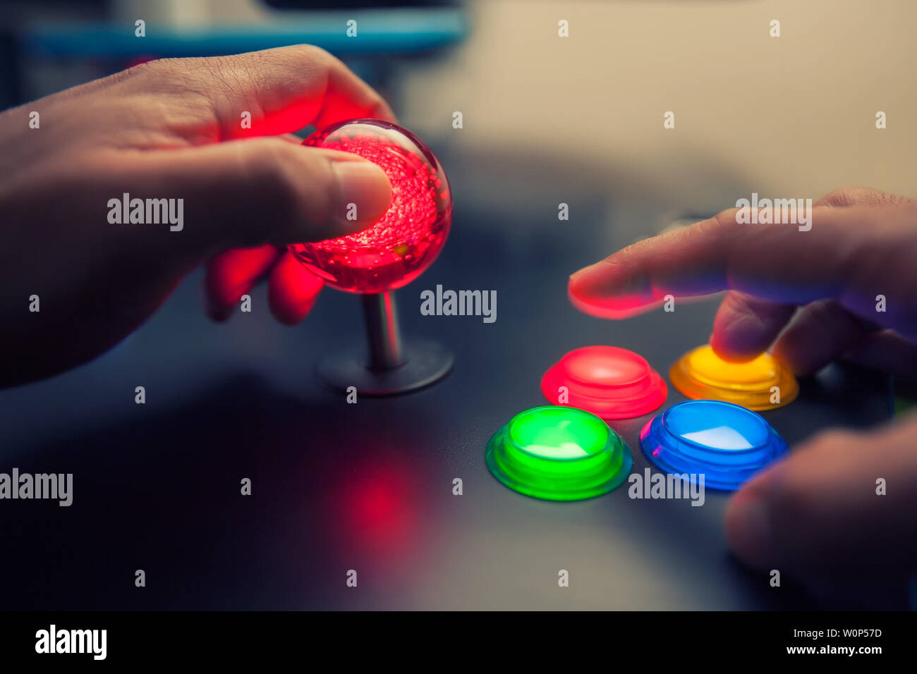 Arcade Game macchina con enorme 45mm sfera rossa top joystick e illuminato a quattro pulsanti layout. Foto Stock