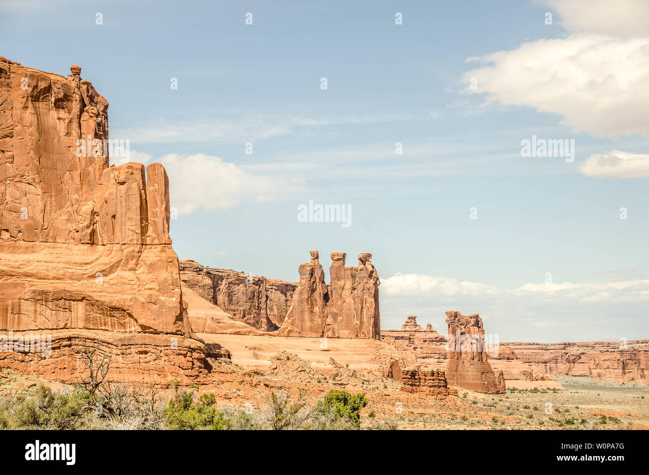 Tra le formazioni denominate in arcate sono i tre pettegolezzi nel mezzo e pecore Rock al loro diritto Foto Stock