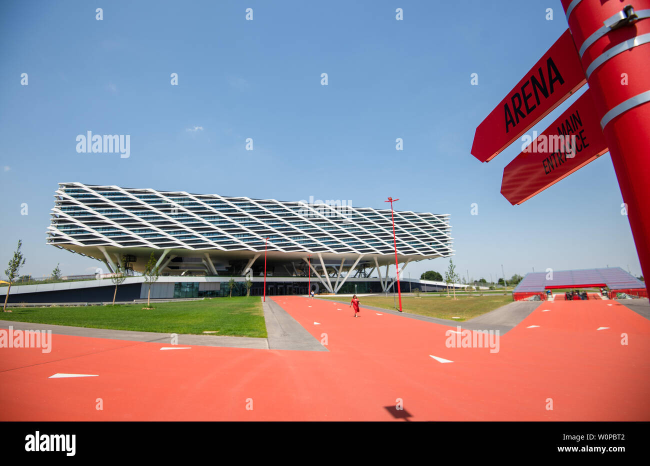 Herzogenaurach, Germania. Il 26 giugno, 2019. Nuova Adidas campus. Nel settantesimo anno della sua esistenza, lo Sporting Goods fabbricante si trasferì nel nuovo campus e l'edificio principale, il "Arena", costruito come uno stadio presso la sua sede centrale a Herzogenaurach. Credito: Nicolas Armer/dpa/Alamy Live News Foto Stock