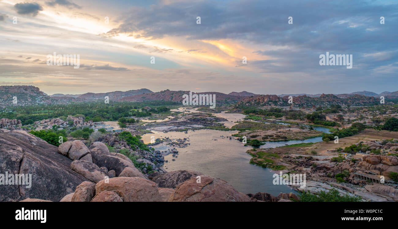 Una splendida vista su un paesaggio roccioso con un fiume al tramonto Foto Stock