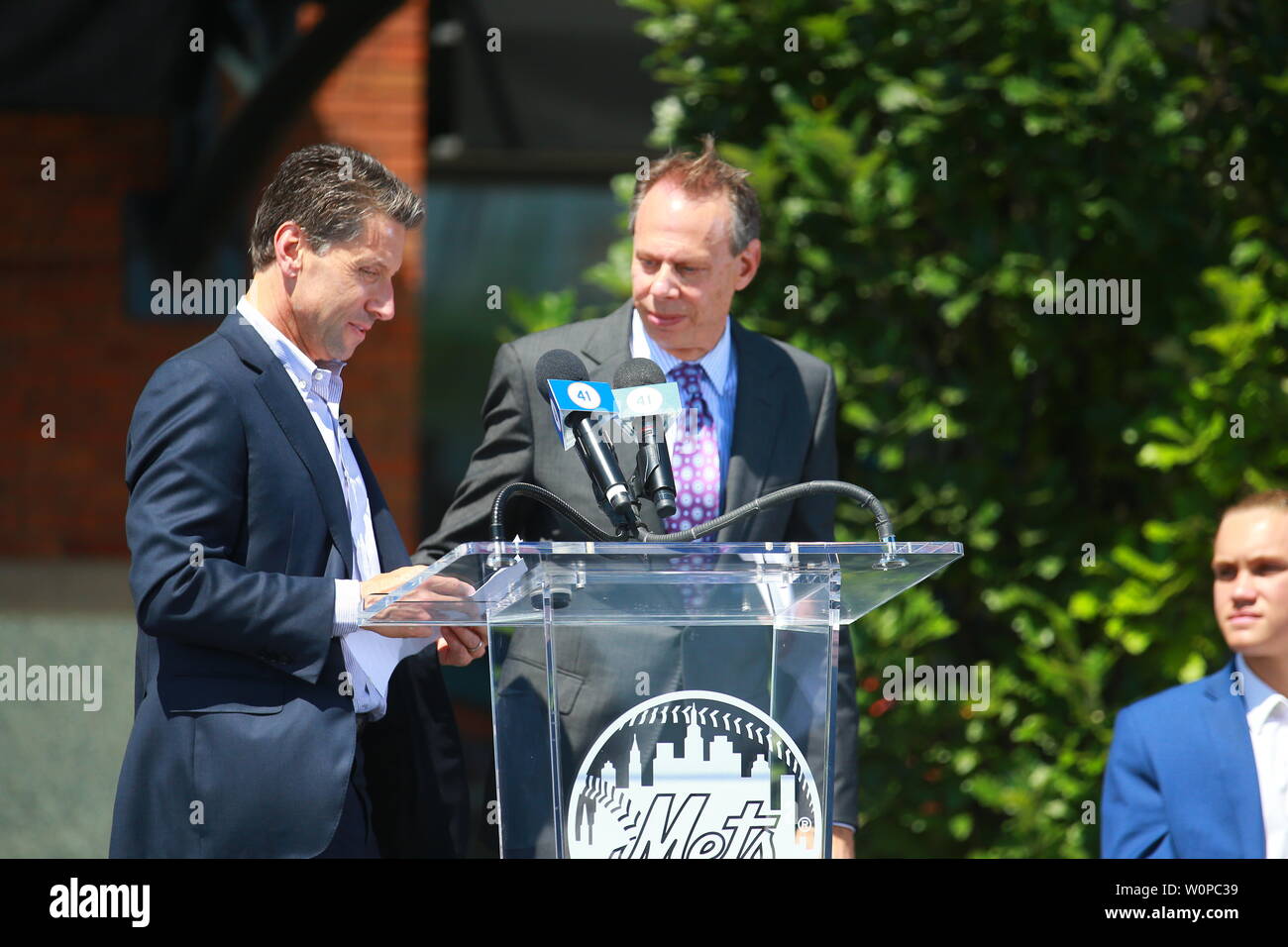 NEW YORK NEW YORK - 27 giugno: New York Mets COO Jeff Wilpon è introdotto dal maestro delle cerimonie di Howie Rose nel corso di una cerimonia in onore di Mets Hall of Famer Foto Stock