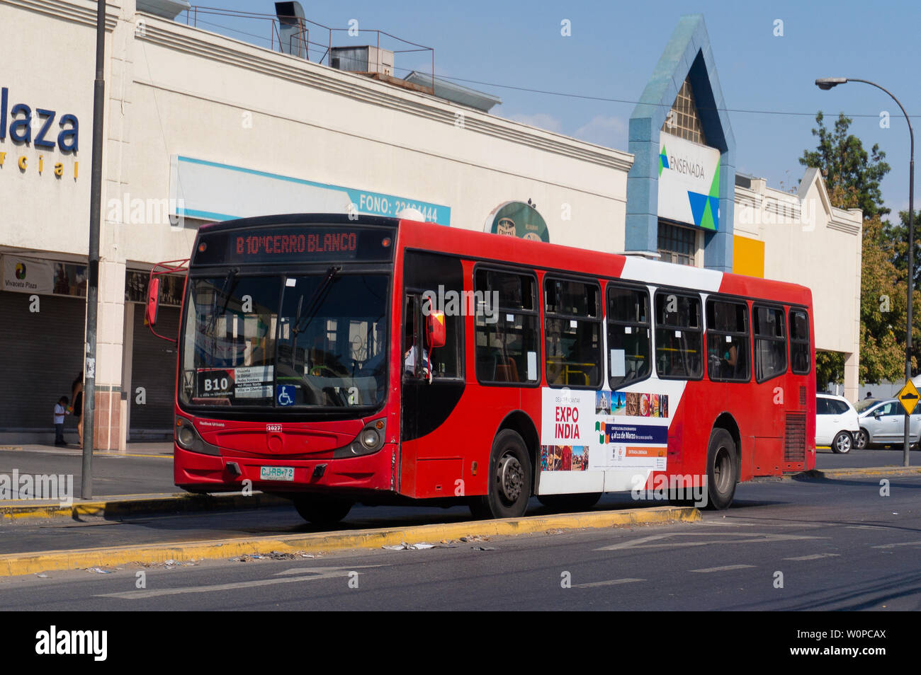 SANTIAGO DEL CILE - Marzo 2017: un rosso Transantiago bus durante una giornata di sole in Santiago Foto Stock
